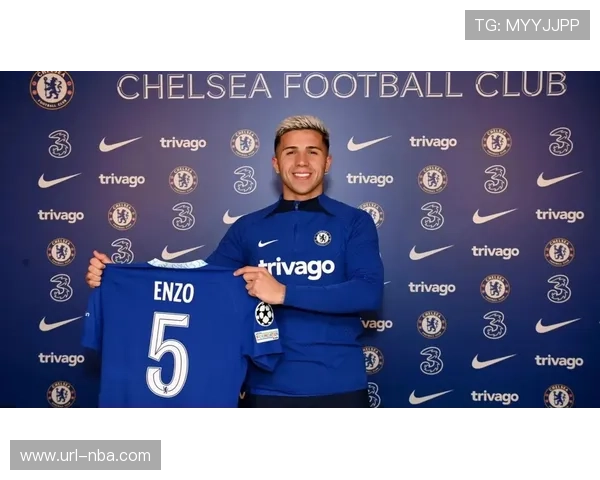 特写:恩佐锁定胜局后指向队徽,切尔西客场球迷高歌 特写:恩佐锁定胜局后指向队徽,切尔西客场球迷高歌