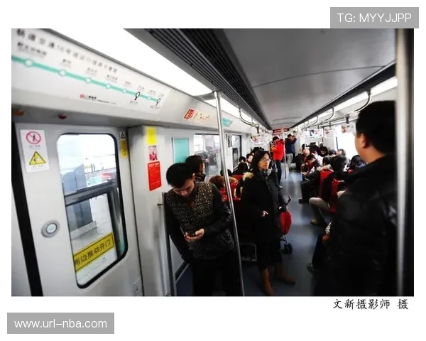 欧冠夜巴黎地铁延时运营，球迷高唱队歌彻夜不息